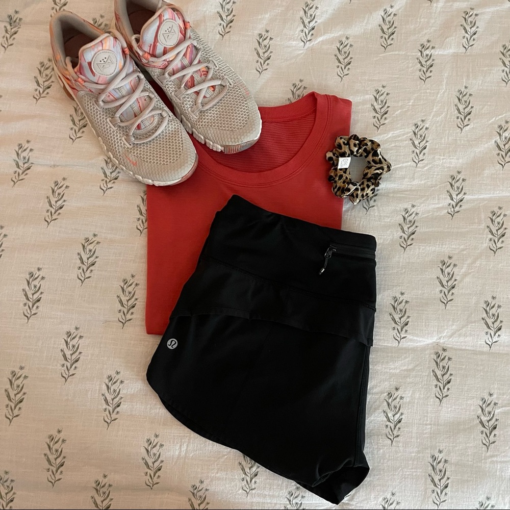 LULULEMON BLACK 2.5” SPEED UP SHORTS SIZE 8